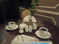 朝食はまずお茶から