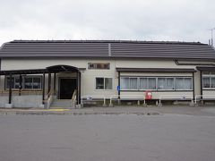 北海道にはおもしろい名前の駅が多数あります。
「大楽毛（おたのしけ）」や「相内（あいのない）」など、どういう謂れで命名されたのか知りたくなるものも。
この駅は「銭函（ぜにばこ）」。札幌と小樽の中間にある海水浴で賑わう土地です。
お金の溜まりそうな地名ですが、駅舎は一見、駅には見えないようなデザインでした。
