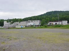 振り返って見た「北海道ワイン」の工場です。
工場と広場の間に国道が横たわっており、右側でヘアピンカーブを曲がって工場の向こう側に行くとワイナリーの入り口があります。
そちらの話はＳＬの後で。
