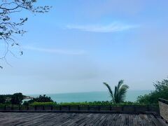 車止めエリア、レセプション前エリアは絶景！
一面の青空と青い海！レセプションで担当バトラーさんと一緒にチェックインします。バトラーさんは滞在中のレストラン予約、アクティビティ予約、困ったことなど何でも対応してくれます。
今回のバトラーさんはシックスセンスズサムイ唯一の日本人スタッフのジュンコさんです。