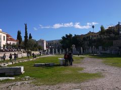 広場は奥行82メートル幅69メートルの長方形をしている（全体の大きさは111 x 96 m）。
四方がイオニア式のポルティクスで囲まれており、商店が配置されていた。後二世紀には床が大理石で舗装された。
さらに運動不足を解消するジム、汗を流す公衆浴場、巨大な図書館もあったという。