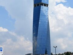 サラエボ中央駅のすぐそばにあるアヴァズ ツイストタワー。