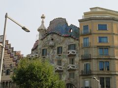 カサ・バトリョ（Casa Batlló）
カサ・バトリョは1870年代に造られた邸宅で、実業家ジョゼップ・バトリョ・カサノバスの依頼により、ガウディが1904～1906年にかけてリフォームを行なっています。
2005年に「アントニオ・ガウディの作品群」として世界遺産に登録されています。