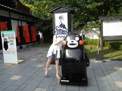 １6時頃。
阿蘇からやっと熊本へ到着。
熊本城横にある桜の馬場城彩苑へやってきました。
まずはくまモンと記念撮影！
