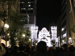 見るもの全てが綺麗で浮かれてたら
見えてｷﾀ━(ﾟ∀ﾟ)━!

生まれて初めて肉眼で見るルミナリエの美しさに
感動と興奮のあまり、一眼で撮ったとは思えない
この写真！！！笑笑

あえて、修正も加工もせずに載せちゃいます?(????????)?

このあと、イルミネーションの撮影の難しさを思い知り
結局はカメラ任せのオートで撮りましたよ(･ε･*)

じっと立ち止まって設定なんて出来ないしー