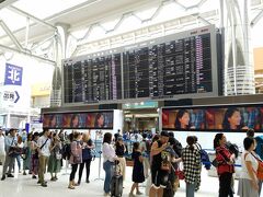 おはようございます！
成田空港からスタートです。3連休ということもあり大混雑> <