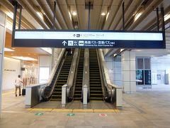 　JR新宿駅の新南改札から４F直通エスカレータで、４Fに上がります。