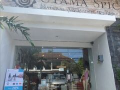 次に向かったのは、マッシモのすぐ近くにあるUTAMA SPICEのサヌール店。

こじんまりしたお店です。