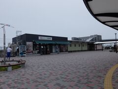 富岡駅前
右の駅舎の隣にコンビニ兼駅そばの「KINONE」があります。
駅周辺には建物もほとんどない状態なのでここでお昼にします。