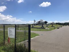 空港となりの空港公園に来て見ました。暑いからかいつもなのか誰も居ませんｗ展示されている飛行機はすずめの巣になっちゃってましたｗ