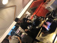 けっきょくは食べる店は決まらず！ 高い！を連発する相棒！ ５ドルが相場だってば、、、！ 朝に食べたガパオライスが食べたいらしいが？ アレ？ 夜は炭水化物食べないんじゃ？ 市場に満員の店があったから誘ったけど、汚いからヤダって！ 

で、また、ブラブラと1周して最初の店に戻っちゃった！