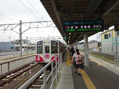 この駅は頭端式。
左隣にもホームが見えているが、４番線まである。
通常は、この２番線のみ使用。