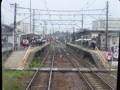 大清水駅。また雨が降ってきた。
ホームには高校生がたくさん。
だんだん混雑してきた。