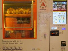 まだ時間があったので、サンテックのモール内をぶらぶらと。この生搾りオレンジジュース、3ドル。以前にチャイナタウン近くの路上で見たのは2ドルだった気がするんですが、値上がり？場所代？


