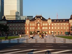 行幸通りから東京駅丸の内駅舎を見る。