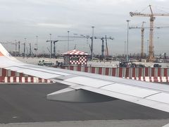 と、あっという間にスワンナプームに着陸！

やっぱ楽だぁ～飛行機！  1時間の猶予ができた！イミグレも この時間はサクサク！

さてemi さんと、夜、会えるんでしょうか？ 帰りのバスは、タイ側のイミグレの人員が少ないから時間がかかるらしい！ 飛行機代はバスの3倍かかったけどけど、9時間の余裕ができる！

 これだって早く予約すればバスと同じ価格だよ～3000円くらい！ 今回は直前予約なので9000円ほど！ エアアジアの深夜便だと当日でも1090円だった！ 防犯上 深夜着はヤメたけど、男性ならトライ可能だね～