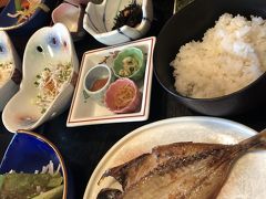 8：00、料理店の方で朝ごはんを頂く。
バイキングタイプよりお膳に乗っている方が食べすぎなくて健康的だ。