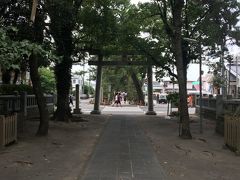 神社を通り抜けると神の道が見えてきた