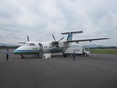 福岡空港からオリエンタルエアブリッジのプロペラ機に乗り、五島福江空港に到着。