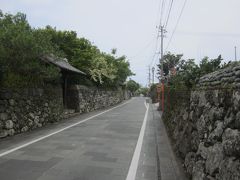 35分ほどで福江市街の武家屋敷通りに着きました。
きれいな石垣が道の両側に続きます。