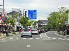 軽井沢駅に出てきました。
駅前の交差点を左折して、碓氷峠へ向かいます。