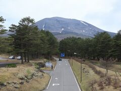 浅間山は、群馬県と長野県の境にある、標高2,568mの活火山。