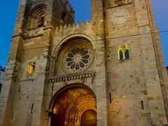 21:15頃
夜のカテドラルです。
ステンドグラスが綺麗です。
写真のテクニックがないので
残念ですが…

ここまで帰ってきてしまったのですが
どうしても軽くビールが飲みたくて、
でもお店を探すのも面倒臭かったので
またビファナを食べに行きますｗ