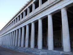 その横に古代アゴラ博物館。
アッタロスの柱廊（Stoa of Attalos）とも呼ばれる。
これは再建されたもの。