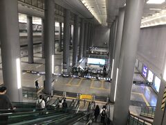 防空壕を意識して建築したのでしょうか。やたらとでかい、駅の構造です。