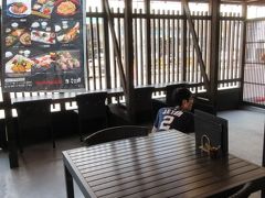 ■沼津港
沼津港でペット連れで食事のできる店は２つ
海女小屋 BBQ 055-954-3935　　なな輝055-961-0077

「なな輝」の前で呼び止められて、そのまま入店。こんな室内のテラス席で扇風機が回っています。