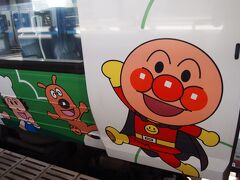 乗車口にもアンパンマン！
なんと出発時のアナウンスがアンパンマンの声でした。
クオリティ高い！
オフシーズンだったのでとても空いていましたが、夏休みなどのレジャーシーズンにはとても人気だそう。乗れてラッキーだったのかな？