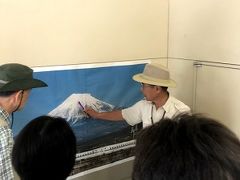 集合場所の新富士駅に到着。
ガイドさんによる
富士山のレクチャー。

今回お世話になったのは、初めての富士登山ツアーを各種主催している「冨士エコツアー」さん。

「飲み物を３つも４つもリュックに入れている人は、ここで預けるバッグにいれてください。500mlのペットボトル４つで2kgですよ。千円札2枚（山では1本500円）の方が軽いでしょ」