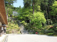 書院内を拝観後、庭園へ。
山の斜面を活かし白砂を敷き詰めた「曼荼羅庭園」と言われ、国の名勝に指定されている美しい庭園です。
一段高い所に本堂（重文指定）があります。