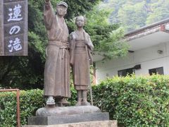 狩野川と平行する下田街道を修善寺から南下して、浄蓮の滝へ行きます。
車ならすぐです。

伊豆の踊り子像（浄蓮の滝）は、浄蓮の滝の入り口、土産物店の横にあります。川端康成の小説「伊豆の踊り子」
映画で山口百恵さんのお相手が三浦友和さんでしたね。

浄蓮の滝は川底なので、行き（下り道）はよいけど、帰り（上り道）は辛いです。