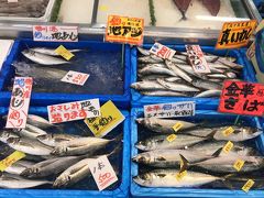 入ると近海で取れた魚がどーんと魚の姿のまま売られている（＝切り身ではない）

どれもこれもうまそー。