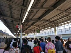 17時。
塚本駅に着きました～。

すでに人多い！