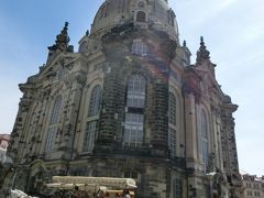 広場にあるのが、フラウエン教会(聖母教会)。
ドレスデン大空襲（1945年２月13～14日）により崩れ落ちてしまいましたが、がれきを組み合わせ新しい部材との組み合わせがモザイク模様を描き出しているこの建物、ヨーロッパ最大のジグソーパズルと評されながら、2005年に修復が完了したそうです。