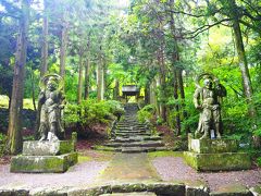 次の目的地がこちらの両子寺。
国東を紹介するガイドブックには必ず登場する苔むした仁王像