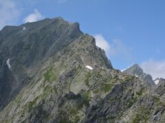 しかもまだまだ険しそうだし、ここから奥穂への稜線は吊尾根と呼ばれる危険地帯だし･･･

とりあえず一時間ちょっと休憩して高山病の症状は無くなったけど、気力も無くなってしまい、下山することに。
でも下山も下山で今登って来た重太郎下るのかーと、どちらを選んでも怖いという･･･