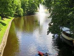運河には、カヤックに乗る女の子ふたり組。
右へフラフラ、左へフラフラ。

あ～、ぶつかっちゃう（○□○；）