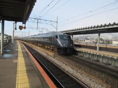 わずか３０分弱で新鳥栖に着いて特急かもめ号に乗り換えます。
新鳥栖駅は九州新幹線開業に伴って２０１１年に新幹線と長崎本線の乗換駅として誕生しました。
上特急かもめ号が到着。