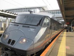ほどなく下り長崎行特急かもめがやって来ました。
やって来た７８７系車両は九州新幹線開業前に特急つばめ（門司港・博多－西鹿児島）として１９９２年にデビューしました。ついこの前登場した新しい電車と思っていたのに、いつの間にか登場から２５年以上経ってしまったなんて時の流れの速さを感じます。