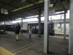 諫早駅。分岐するＪＲ大村線のディーゼルカーが停まっていました。
