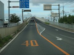 ダイハツのCMで「ベタ踏み坂」として登場し、一躍有名になったのがこの江島大橋です。
CMのおかげで訪れる人が増え、松江側橋のたもとには駐車場が設けられているほどだそうで、境港市観光協会でもかなり観光に力を入れているよう。
実際はまぁ、全然ベタ踏みではなかったですけどね(笑)