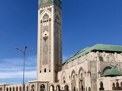 街一番の観光スポット、ハッサン2世モスクが見えてきました。