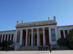 アテネ国立考古学博物館（National Archaeological Museum of Athens）。
1829年に設立され、現在の建物は1866～1889年に完成したもの。
ギリシア各地で出土した展示品を集めたギリシア美術に関する世界有数の博物館。

この旅行記は↓
https://4travel.jp/travelogue/11385705
の続きです。