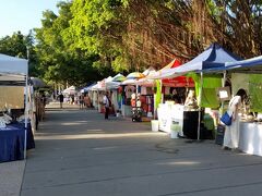 　2018年8月4日（土）旅行3日目
　お迎えのツアーバスは９時にホテルに来るので、７時と少し早めに朝食。土曜に開かれる、エスプラネードマーケットへ出かけます。お店は８時からと言うことなので、準備中のお店も多かったです。手作りのアクセサリーや洋服などを売っていました。