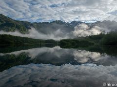 前夜は、雨。中止も考えましたが、本当にきてよかった。雲がまだ下にあるうちに穂高の写り込みを撮影。ベテランの写真家でもなかなかこんな風景には出会わないとのこと。