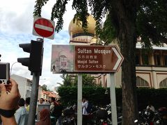 喉を潤したら、次はアラブ・ストリートを目指します。
歩いて向かい「サルタン・モスク」を発見。
