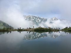 8:40　八方池
ほっとんど雲に包まれてたけど、一瞬雲が途切れた！逆さ白馬三山ゲット。
八方池は思ってたより小さくて浅かったけど、水はキレイ。アメンボもいたし。
青空だったら最高なんだろうけど。